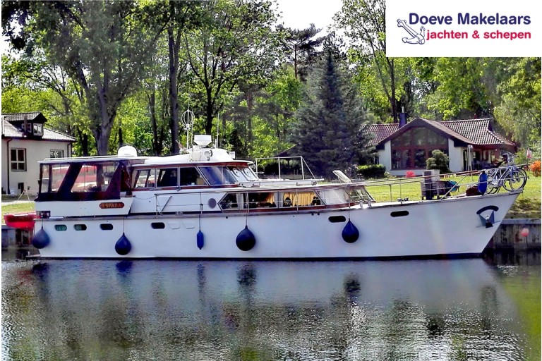 Yacht à moteur classique 17.40