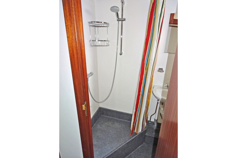 Hotel / Passenger ship 18 pax