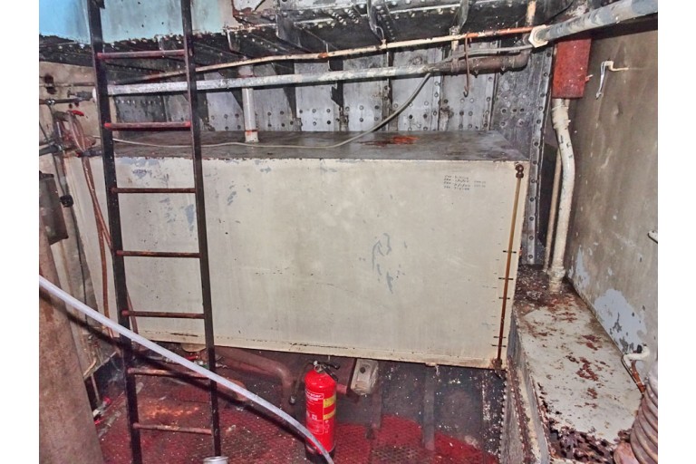 Luxe Motor 24.95 hull with ES-TRIN