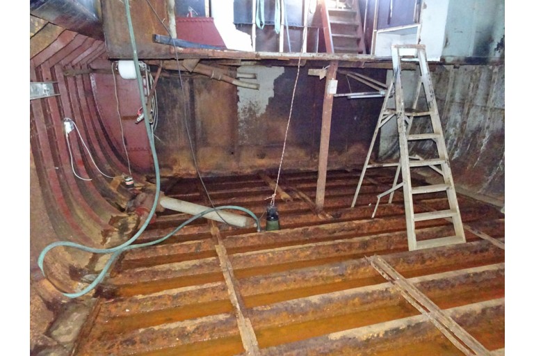 Luxe Motor 24.95 hull with ES-TRIN