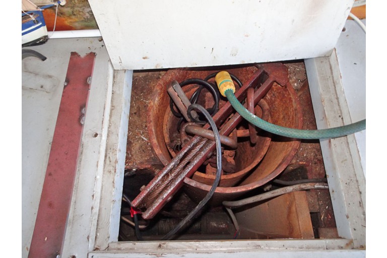 Luxe Motor 24.95 hull with ES-TRIN