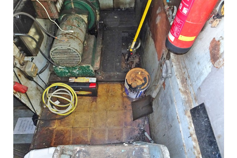 Luxe Motor 24.95 hull with ES-TRIN