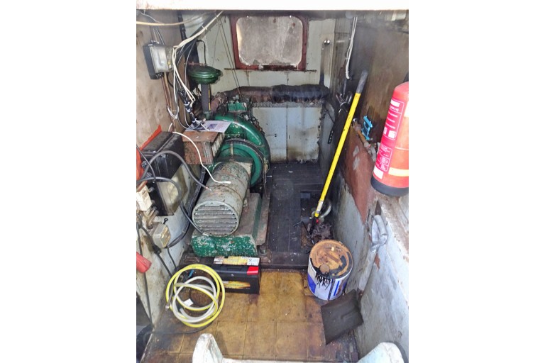 Luxe Motor 24.95 hull with ES-TRIN