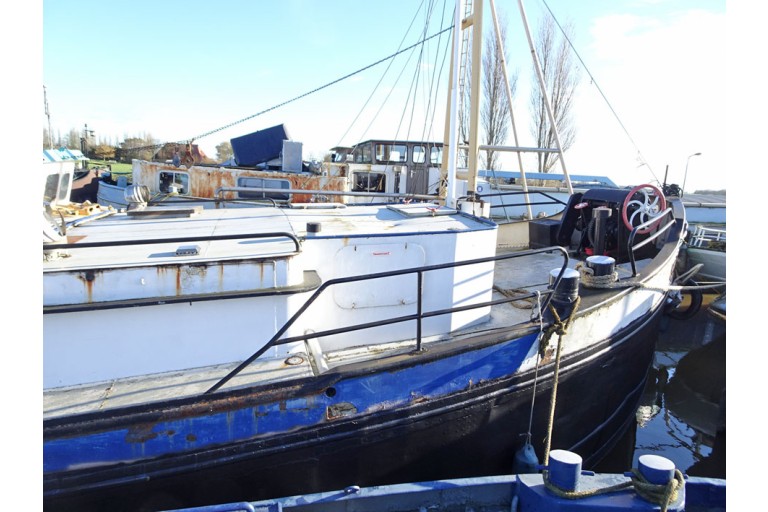 Luxe Motor 24.95 hull with ES-TRIN