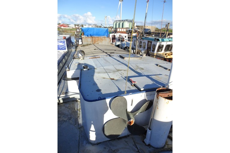 Luxe Motor 24.95 hull with ES-TRIN