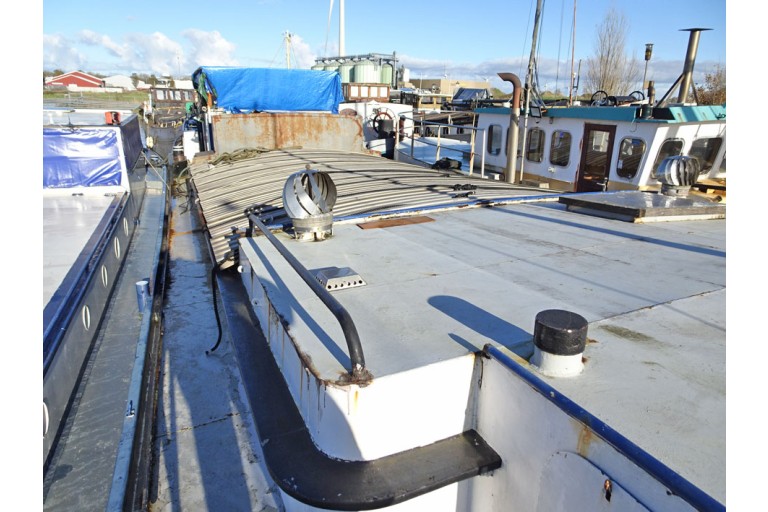 Luxe Motor 24.95 hull with ES-TRIN