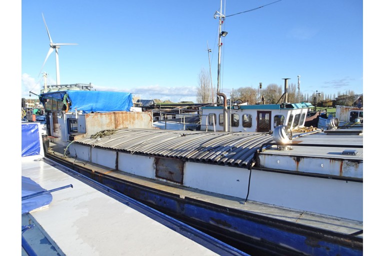 Luxe Motor 24.95 hull with ES-TRIN