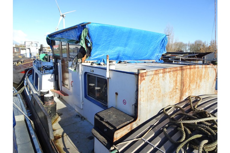 Luxe Motor 24.95 hull with ES-TRIN