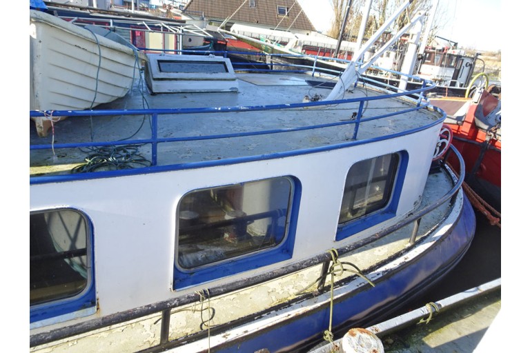 Luxe Motor 24.95 hull with ES-TRIN