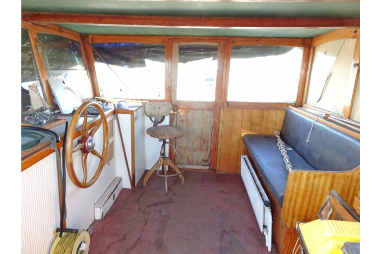 Luxe Motor 24.95 hull with ES-TRIN