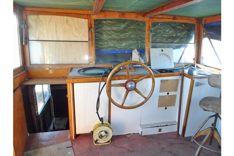 Luxe Motor 24.95 hull with ES-TRIN