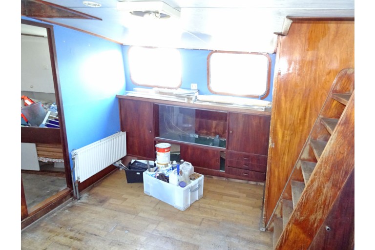 Luxe Motor 24.95 hull with ES-TRIN