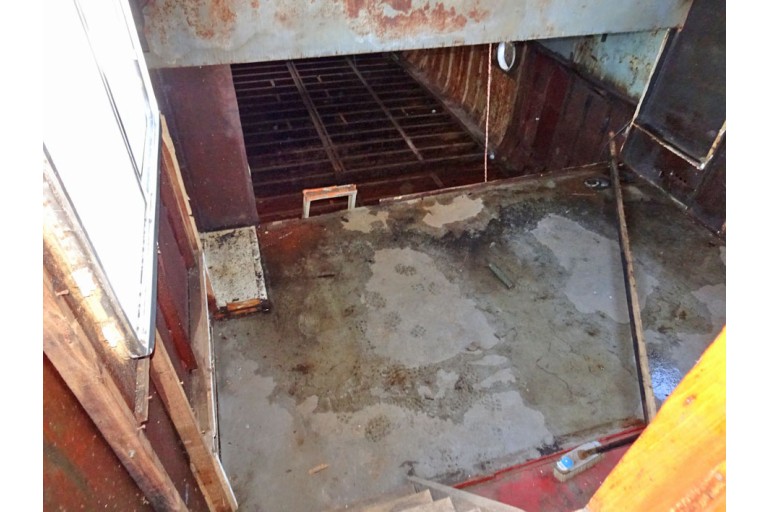 Luxe Motor 24.95 hull with ES-TRIN