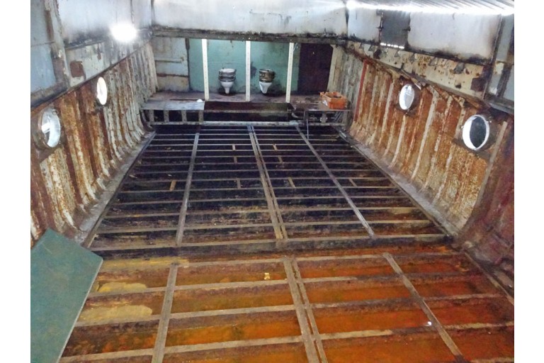 Luxe Motor 24.95 hull with ES-TRIN