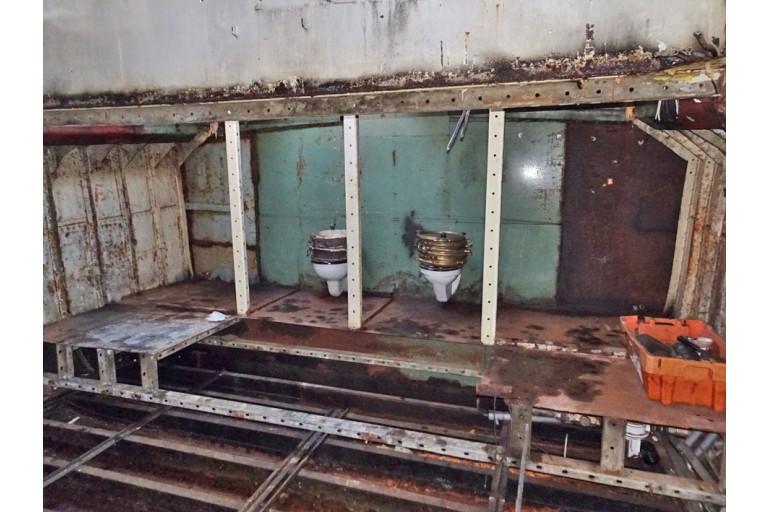 Luxe Motor 24.95 hull with ES-TRIN