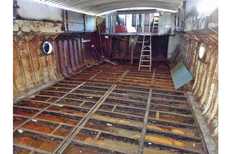 Luxe Motor 24.95 hull with ES-TRIN