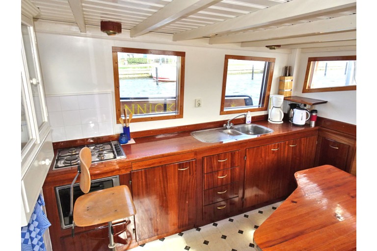 Dutch Barge 24.72 with TRIWV
