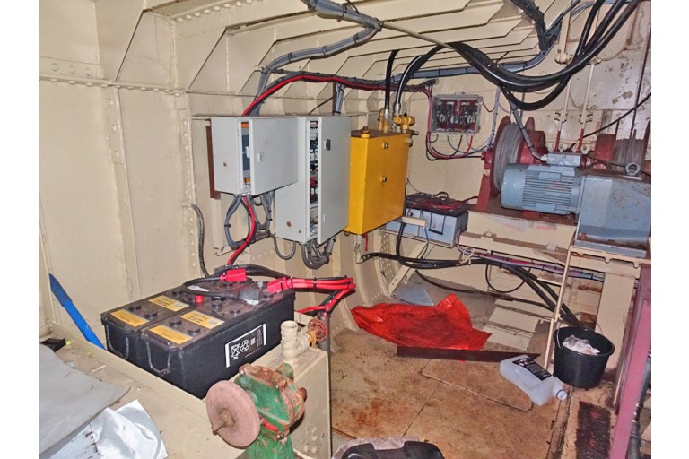 Sailing Live Aboard hull with TRIWV