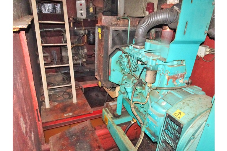 Sailing Live Aboard hull with TRIWV