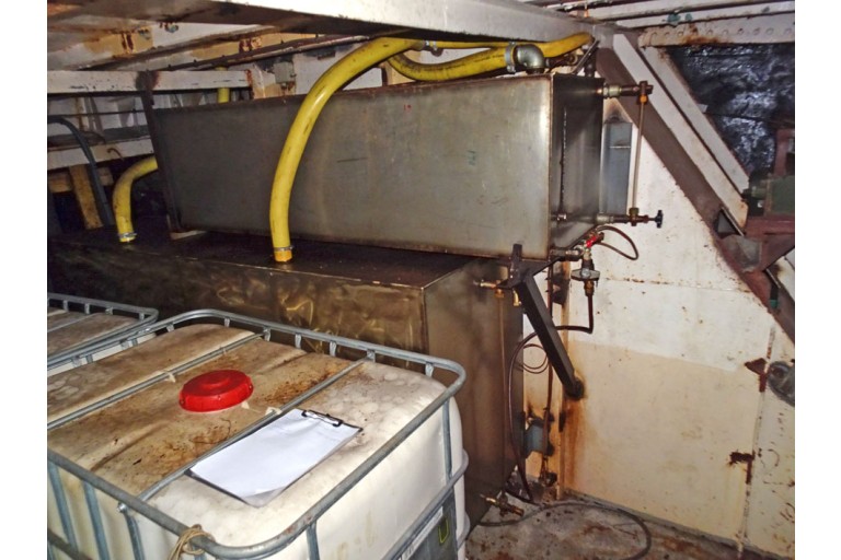 Sailing Live Aboard hull with TRIWV