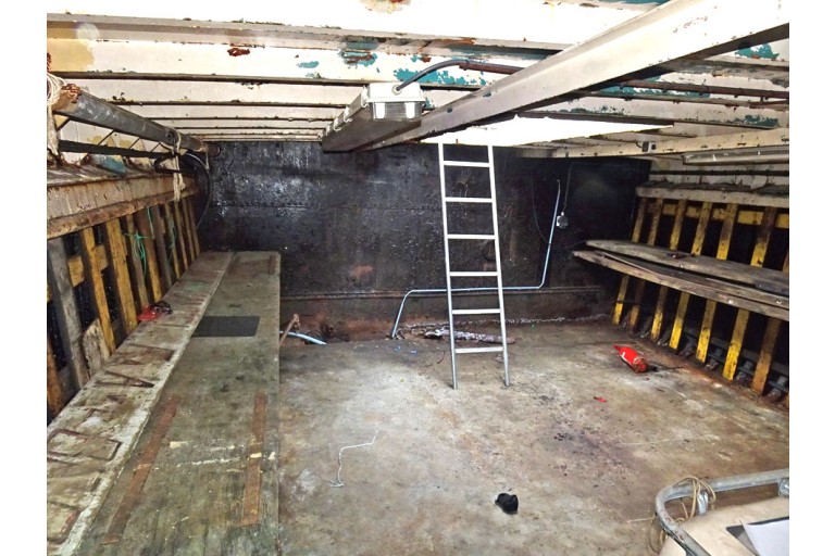 Sailing Live Aboard hull with TRIWV