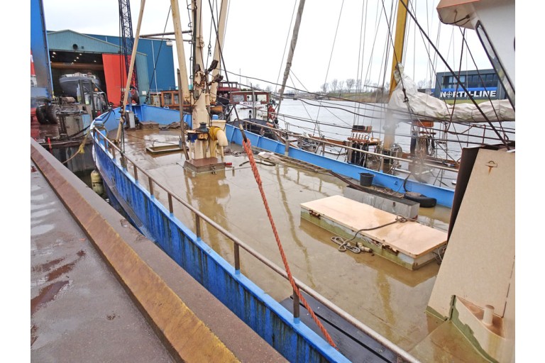 Sailing Live Aboard hull with TRIWV