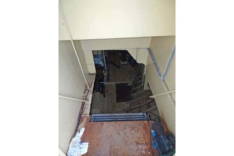 Sailing Live Aboard hull with TRIWV