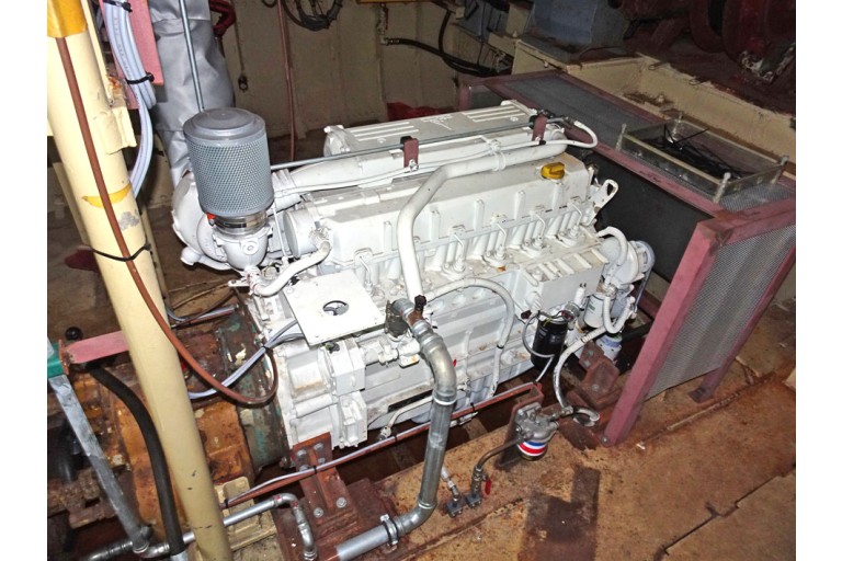 Sailing Live Aboard hull with TRIWV