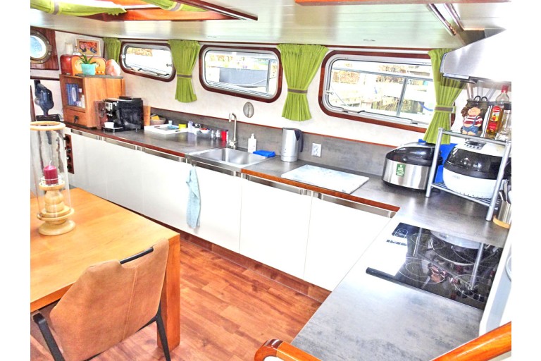 Dutch Barge 20.28 with TRIWV
