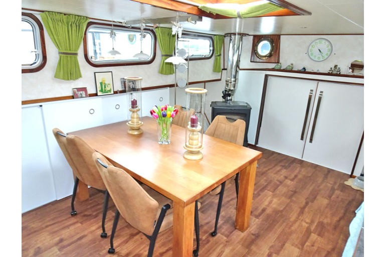 Dutch Barge 20.28 with TRIWV