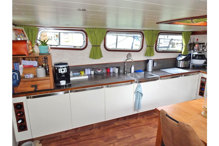Dutch Barge 20.28 with TRIWV
