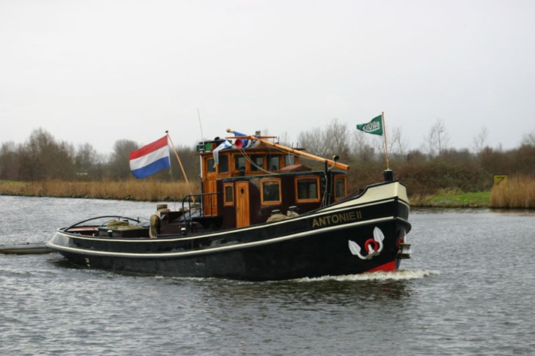 Tugboat Antonie II with TRIWV
