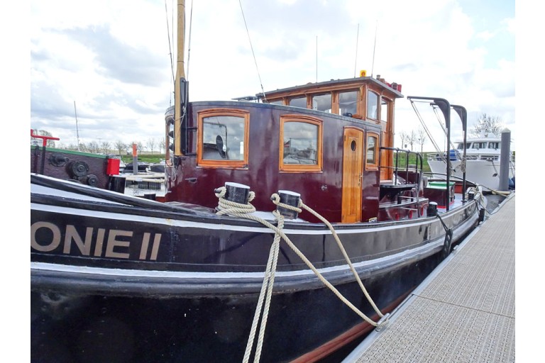 Tugboat Antonie II with TRIWV
