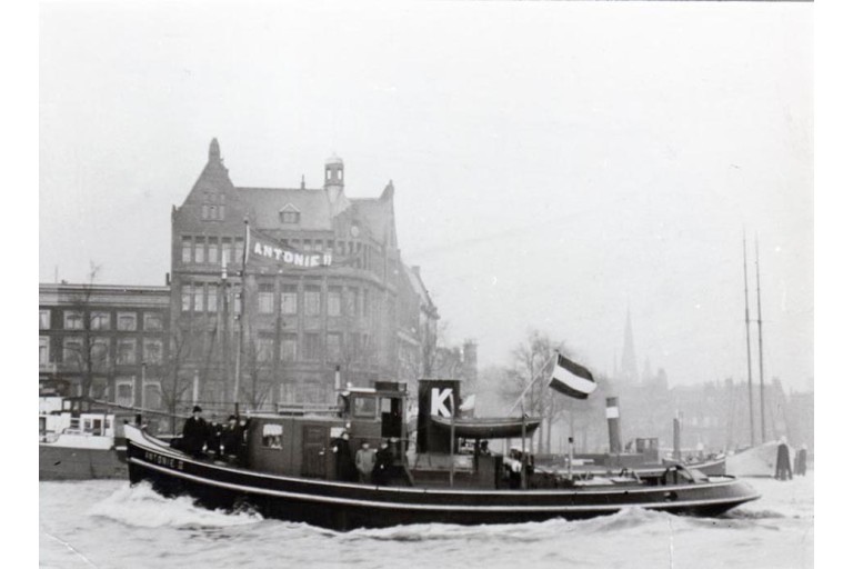 Tugboat Antonie II with TRIWV