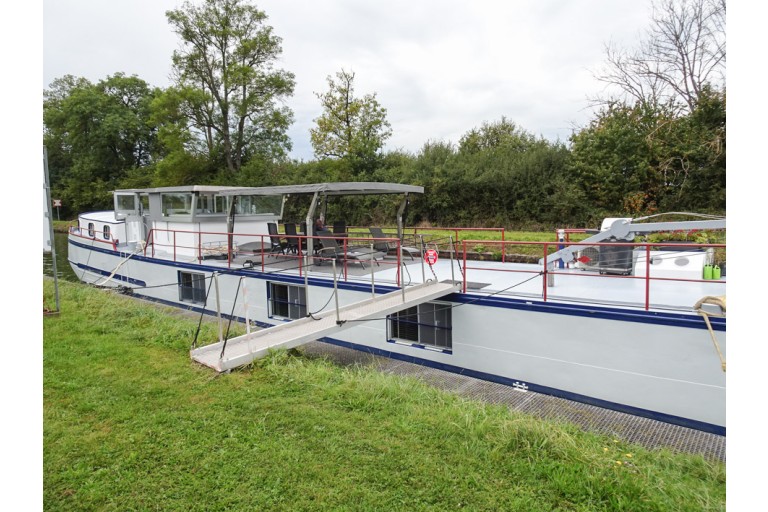 Spits Varend Woonschip met Rijn certificaat