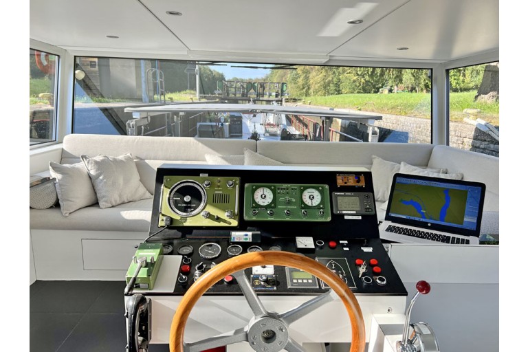 Spits Varend Woonschip met Rijn certificaat