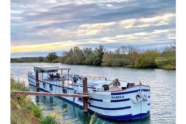 Spits Varend Woonschip met Rijn certificaat
