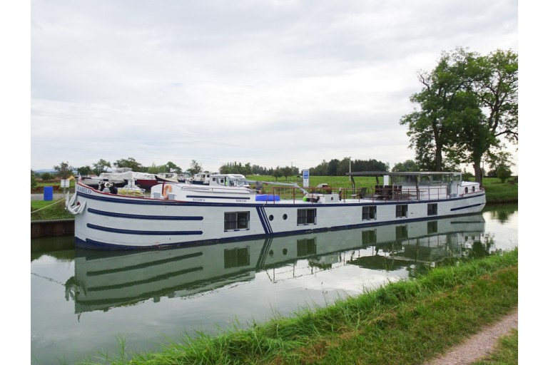 Spits Varend Woonschip met Rijn certificaat