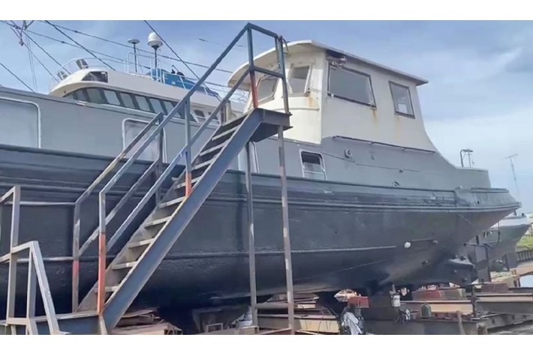 Luxe Motor 23.60 hull with TRIWV