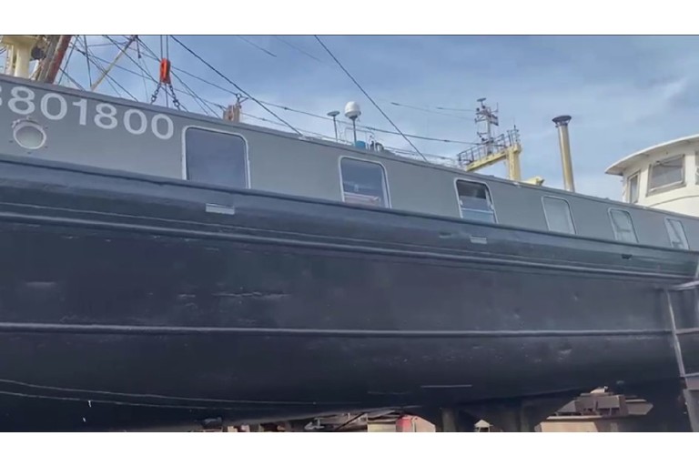 Luxe Motor 23.60 hull with TRIWV