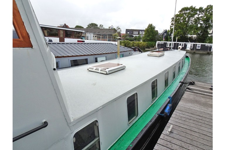 Luxe Motor 23.60 hull with TRIWV