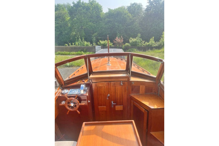 Pettersson classic motor yacht