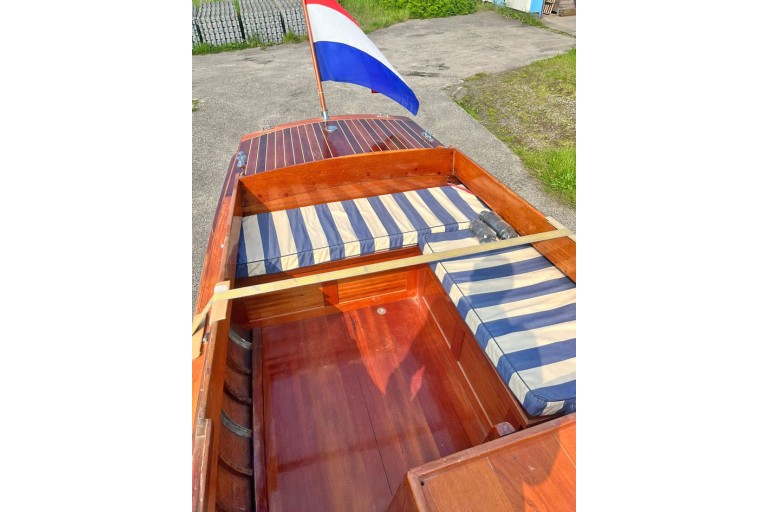 Pettersson classic motor yacht