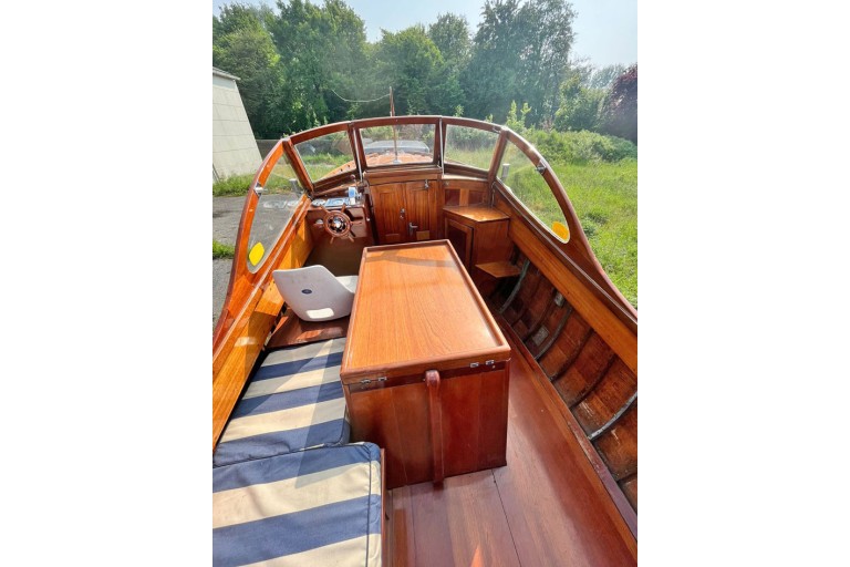 Pettersson classic motor yacht