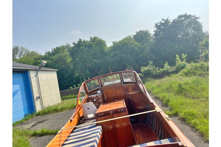 Pettersson classic motor yacht
