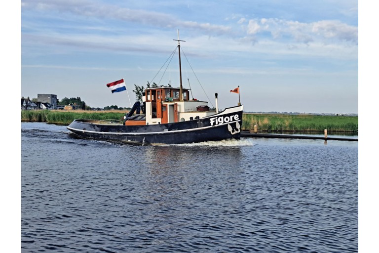 Tugboat Figore with ES-TRIN
