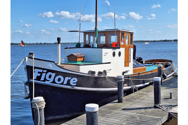 Tugboat Figore with ES-TRIN