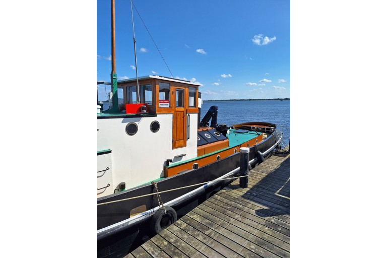 Tugboat Figore with ES-TRIN