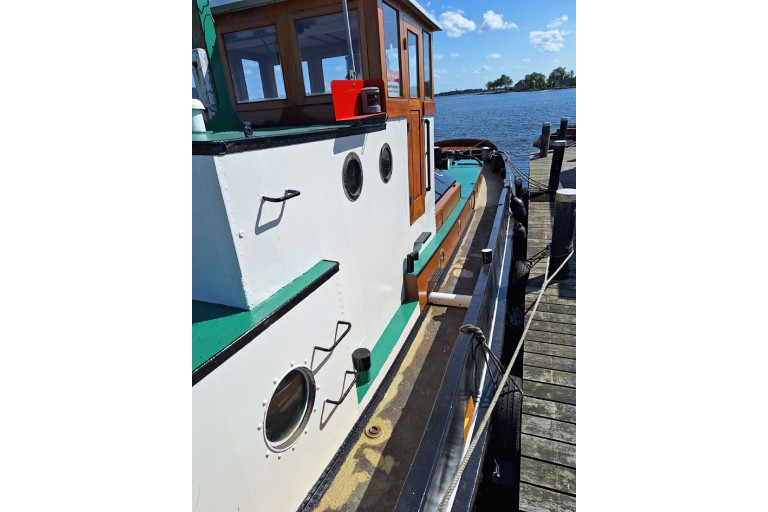 Tugboat Figore with ES-TRIN