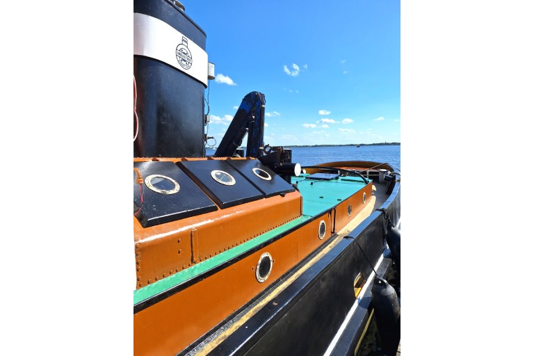 Tugboat Figore with ES-TRIN